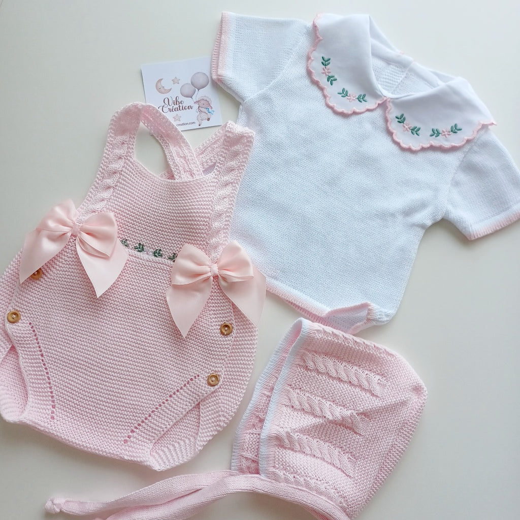 Ensemble Personnalisable salopette courte, pull et bonnet en maille pour bébé. Modèle Rose, Baby rose.