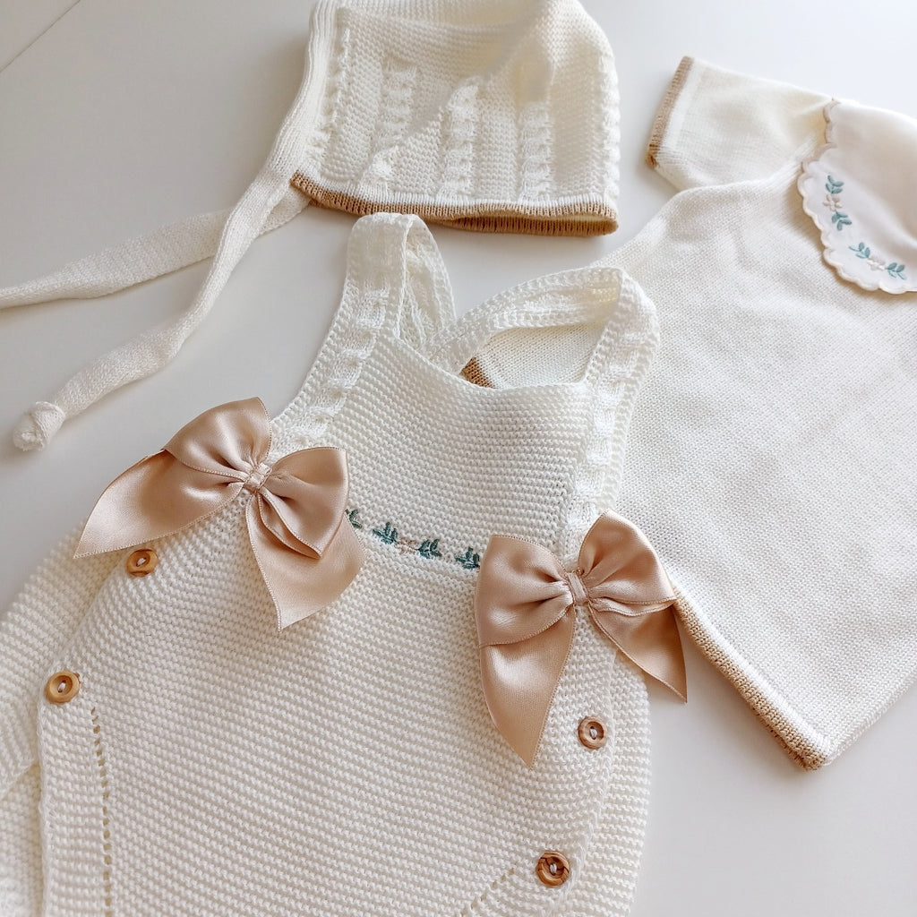 Ensemble Personnalisable salopette courte, pull et bonnet en maille pour bébé. Rose Ivoire-Camel