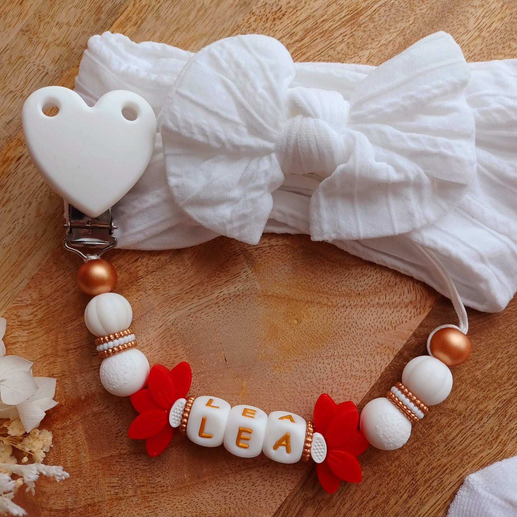 Attache tétine silicone, Fleur de lotus rouge, coeur blanc.