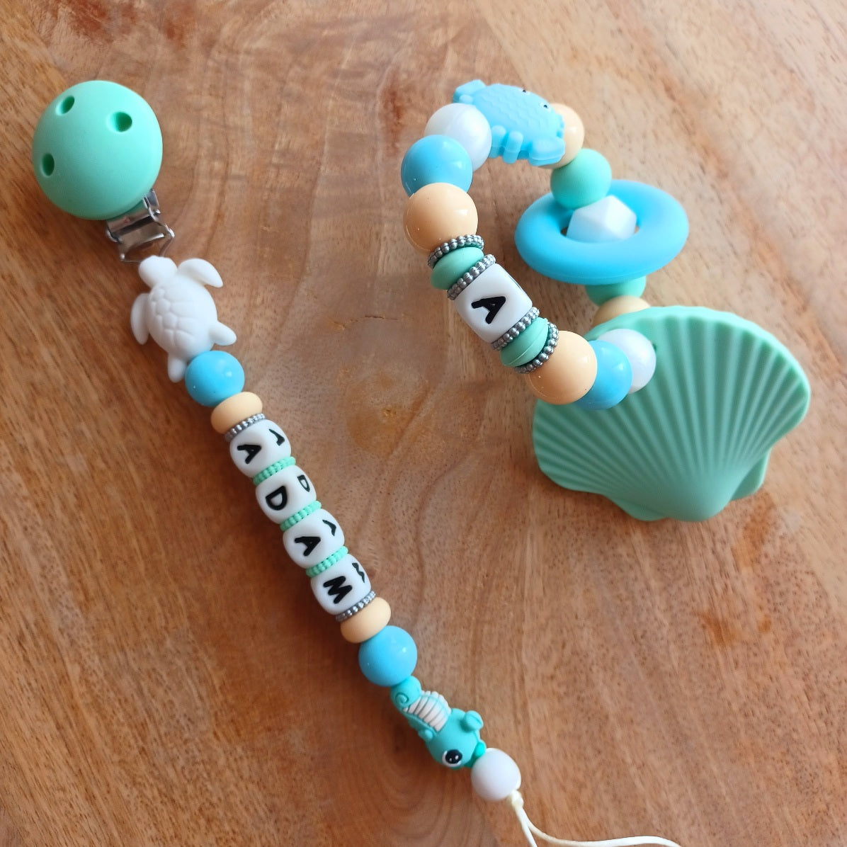 Attache Tétine, Anneau de Dentition Personnalisés Coquillage Menthe – Silicone Alimentaire Bébé | Cadeau de Naissance. Adam