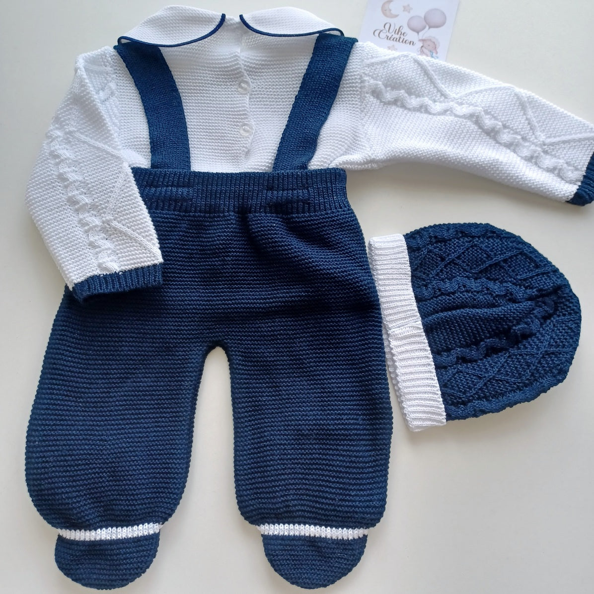 Ensemble Personnalisable salopette longue, pull et bonnet en maille pour bébé. Noah, Cheval bleu marine