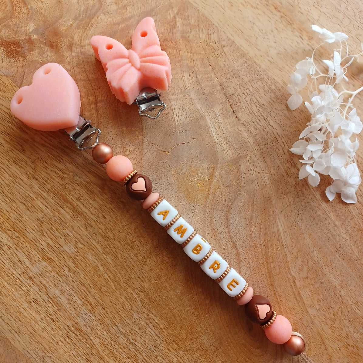 Attache tétine personnalisée avec prénom – Silicone sans BPA, douce et sécurisée (modèle cœur). Ambre