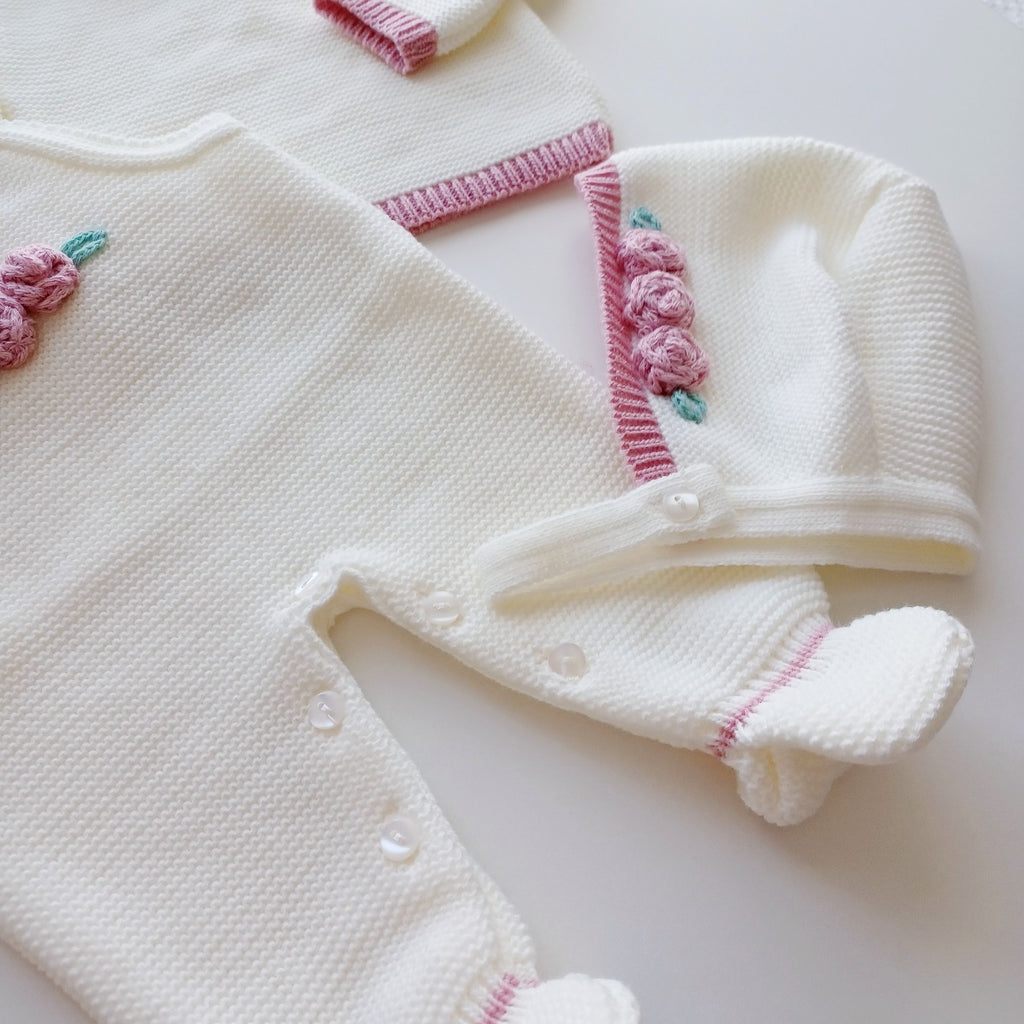 Ensemble Personnalisable salopette manches longues, pull et bonnet en maille pour bébé. Sarah Ivoire