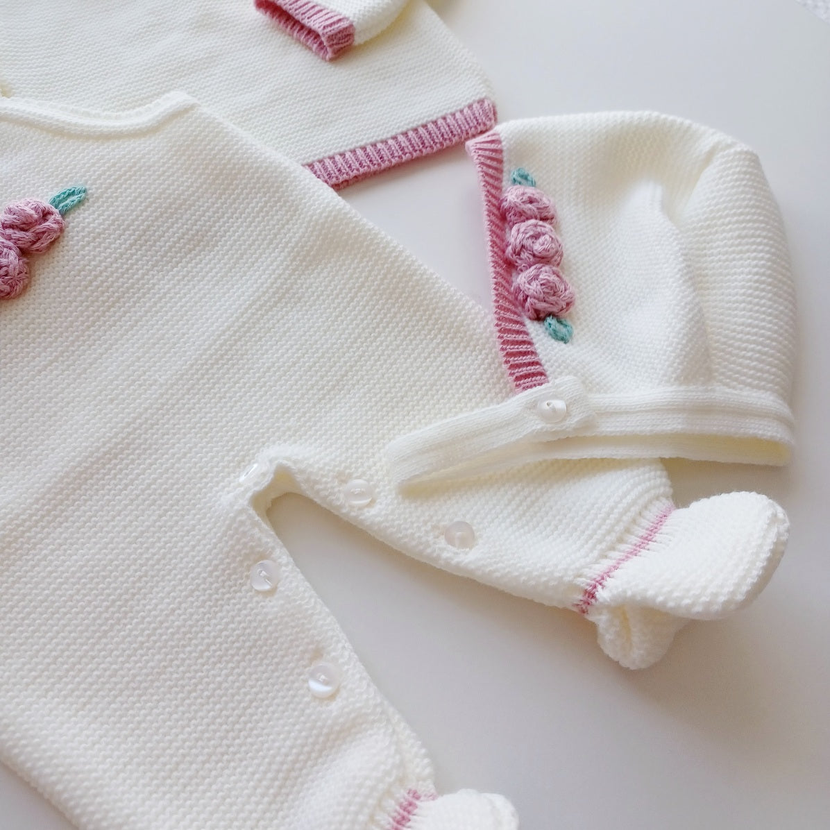 Ensemble Personnalisable salopette manches longues, pull et bonnet en maille pour bébé. Sarah Ivoire