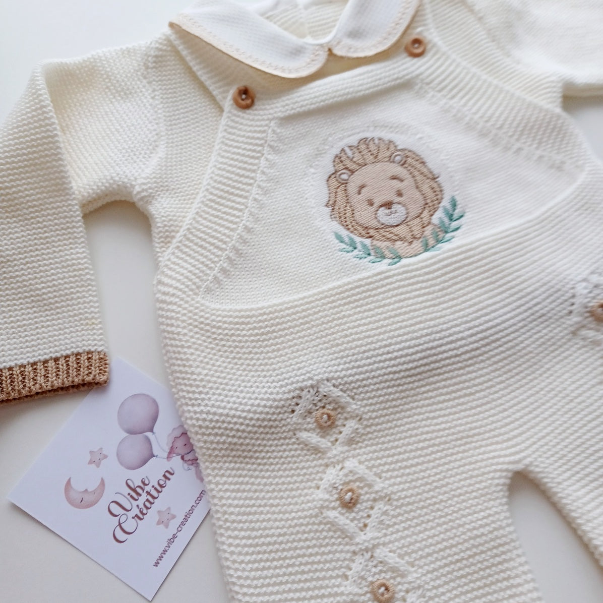 Ensemble Personnalisable salopette longue, pull et bonnet en maille pour bébé. Modèle Léo, Lion Ivoire