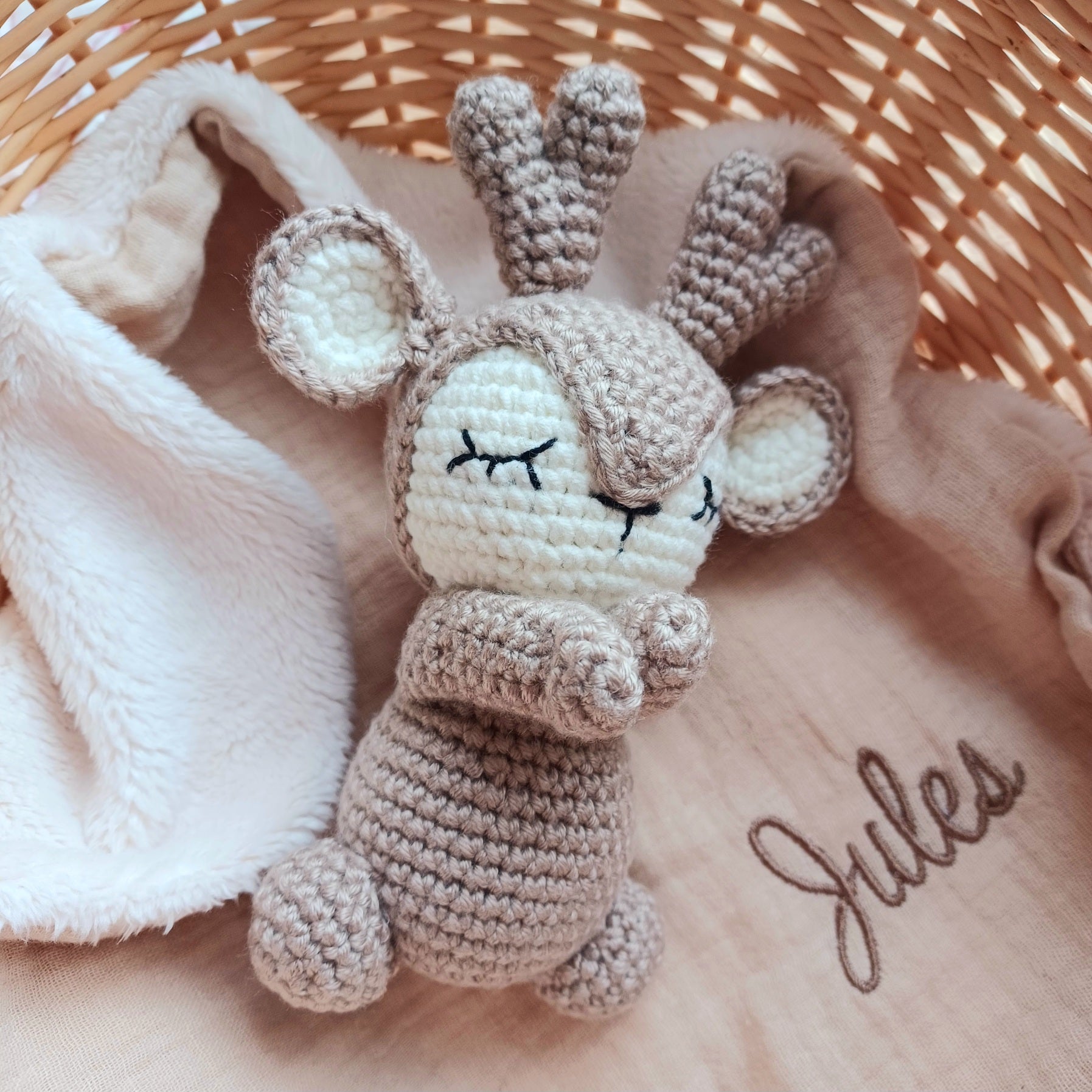 Doudou bébé tricot,  Cerf Personnalisé, Prénom brodé, Idée Cadeau Naissance.