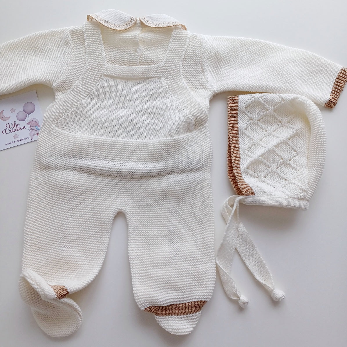 Ensemble Personnalisable salopette longue, pull et bonnet en maille pour bébé. Modèle Léo, Lion Ivoire