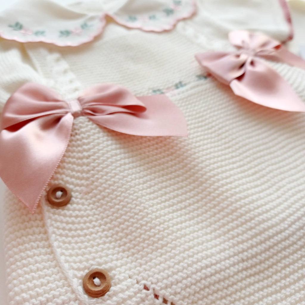 Ensemble Personnalisable salopette courte, pull et bonnet en maille pour bébé. Modèle Rose, Ivoire.