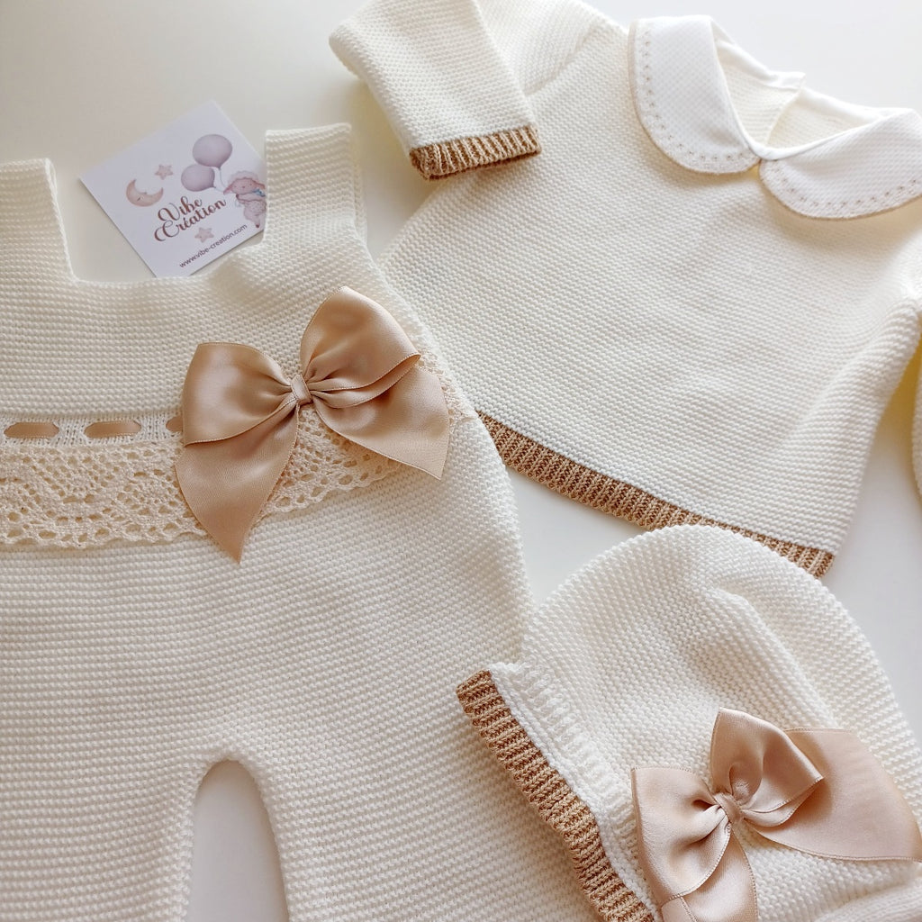 Ensemble Personnalisable salopette longue, pull et bonnet en maille pour bébé. Modèle Romy,  Ivoire- Camel
