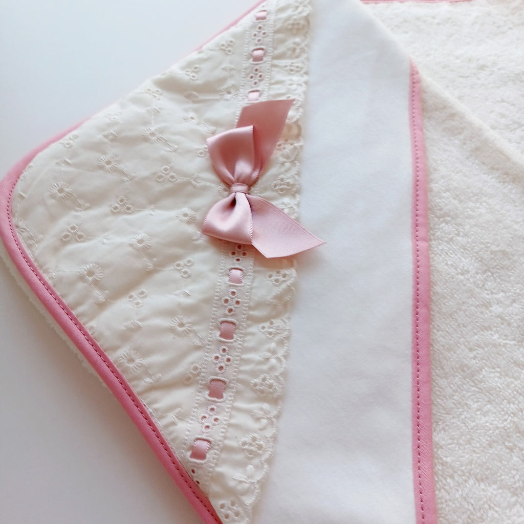 Cape de Bain Personnalisable avec le prénom du bébé. Modèle Emma