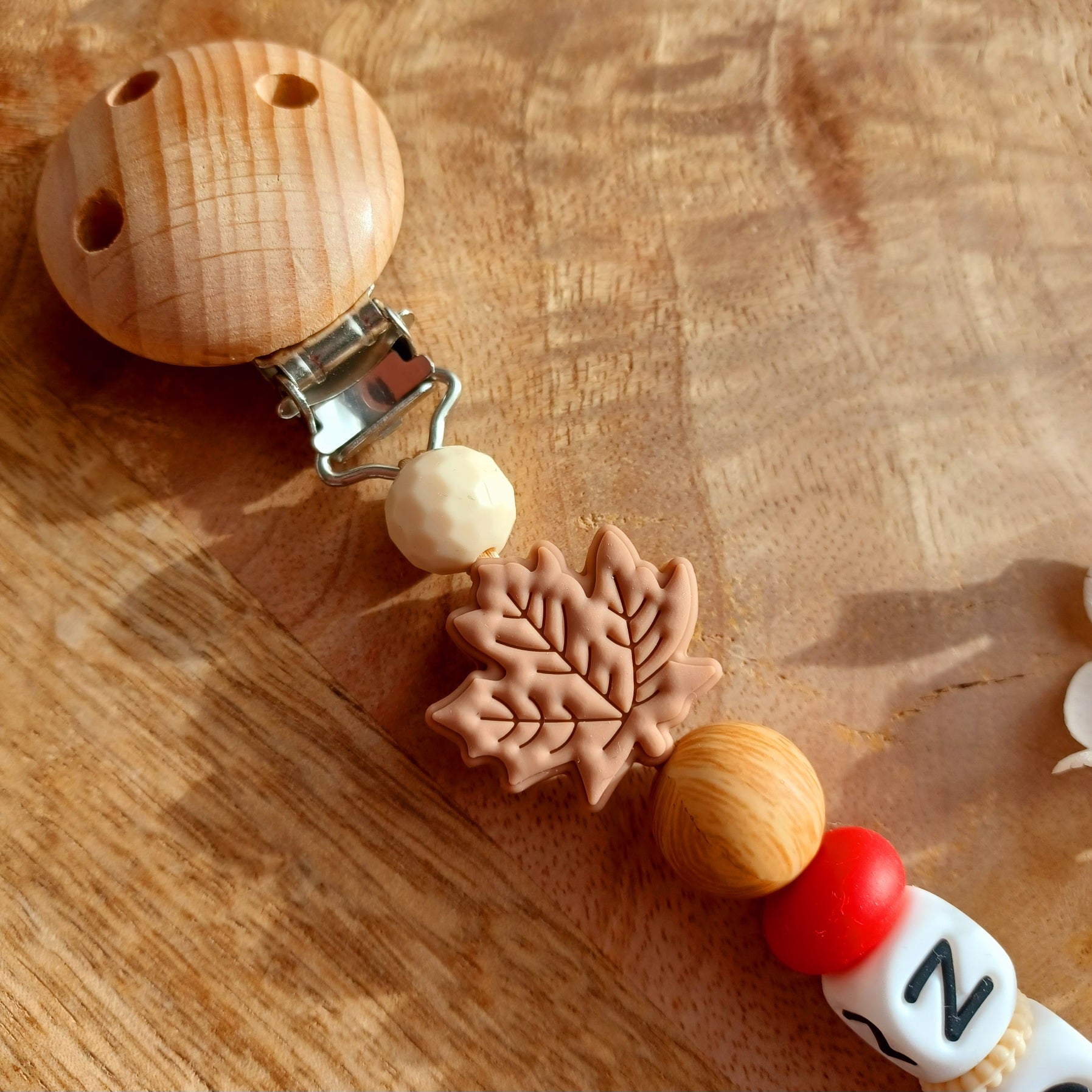 Attache tétine silicone, Castor, crème, choco. Noah