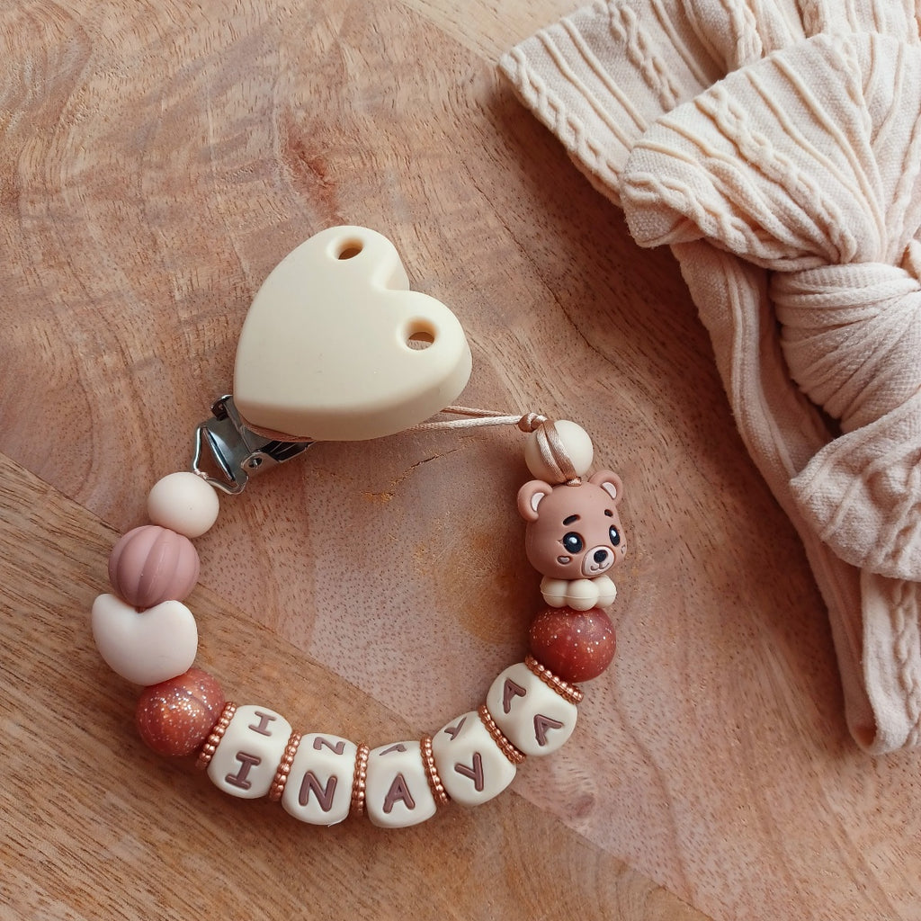 Attache-Tétine Personnalisée Prénom Bébé Beige avec Ourson en Silicone. Inaya