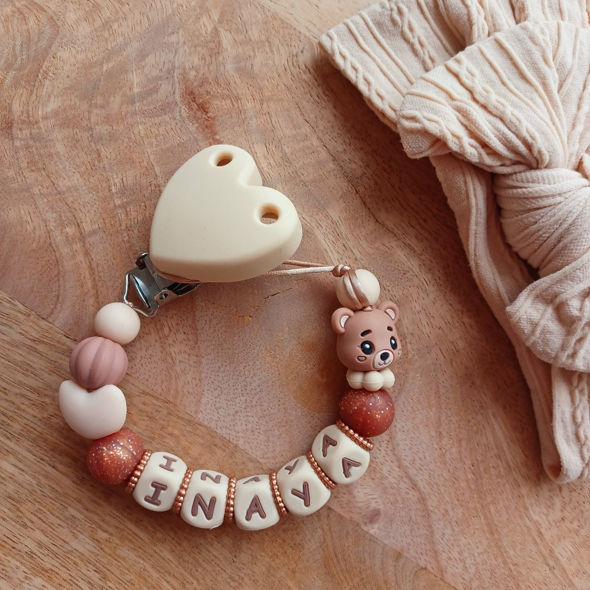 Attache-Tétine Personnalisée Prénom Bébé Beige avec Ourson en Silicone. Inaya