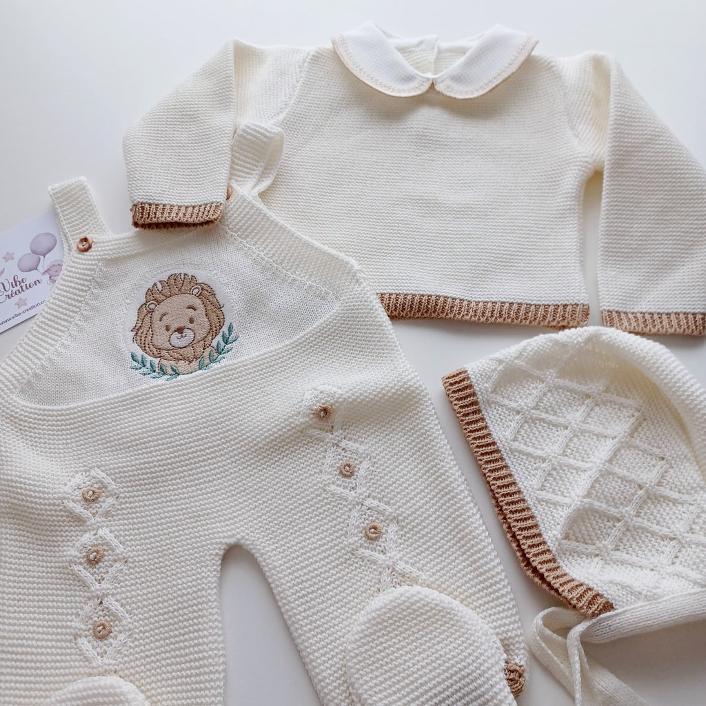 Ensemble Personnalisable salopette longue, pull et bonnet en maille pour bébé. Modèle Léo, Lion Ivoire