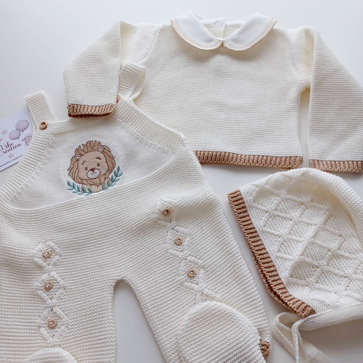 Ensemble Personnalisable salopette longue, pull et bonnet en maille pour bébé. Modèle Léo, Lion Ivoire