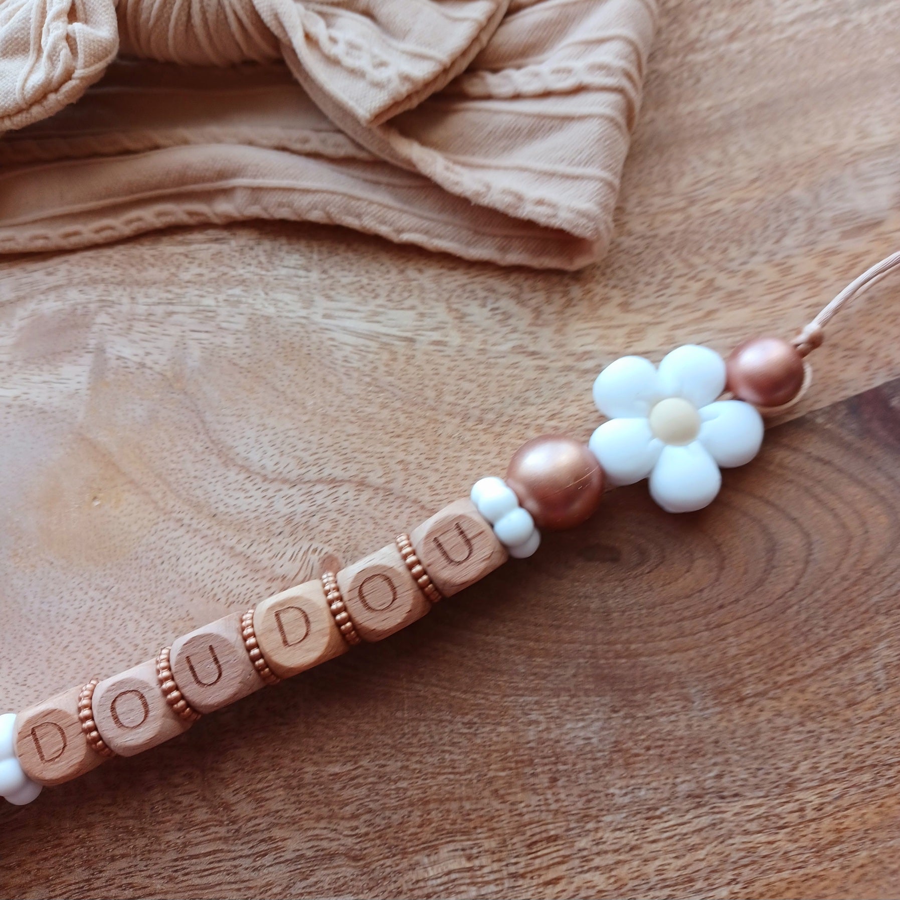 Attache tétine en silicone et bois personnalisable, superbe idée cadeau pour nouveaux né, jeunes parents.
