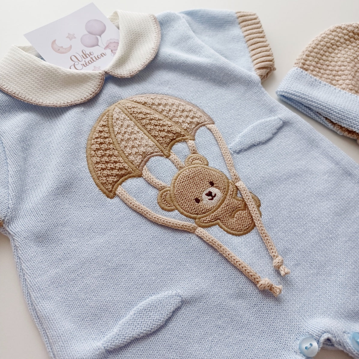 Ensemble Combinaison et bonnet en maille pour bébé. Ryan, bleu pastel et beige