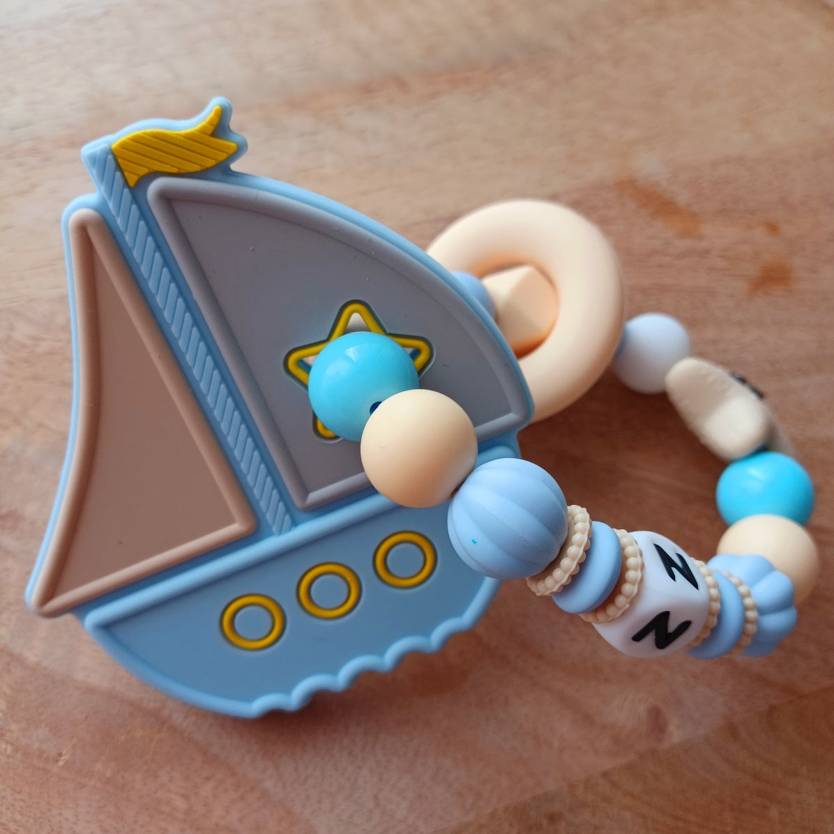 Attache Tétine et Anneau de Dentition Personnalisés Bateau Bleu – Silicone Alimentaire Bébé | Cadeau de Naissance Garçon. Noah