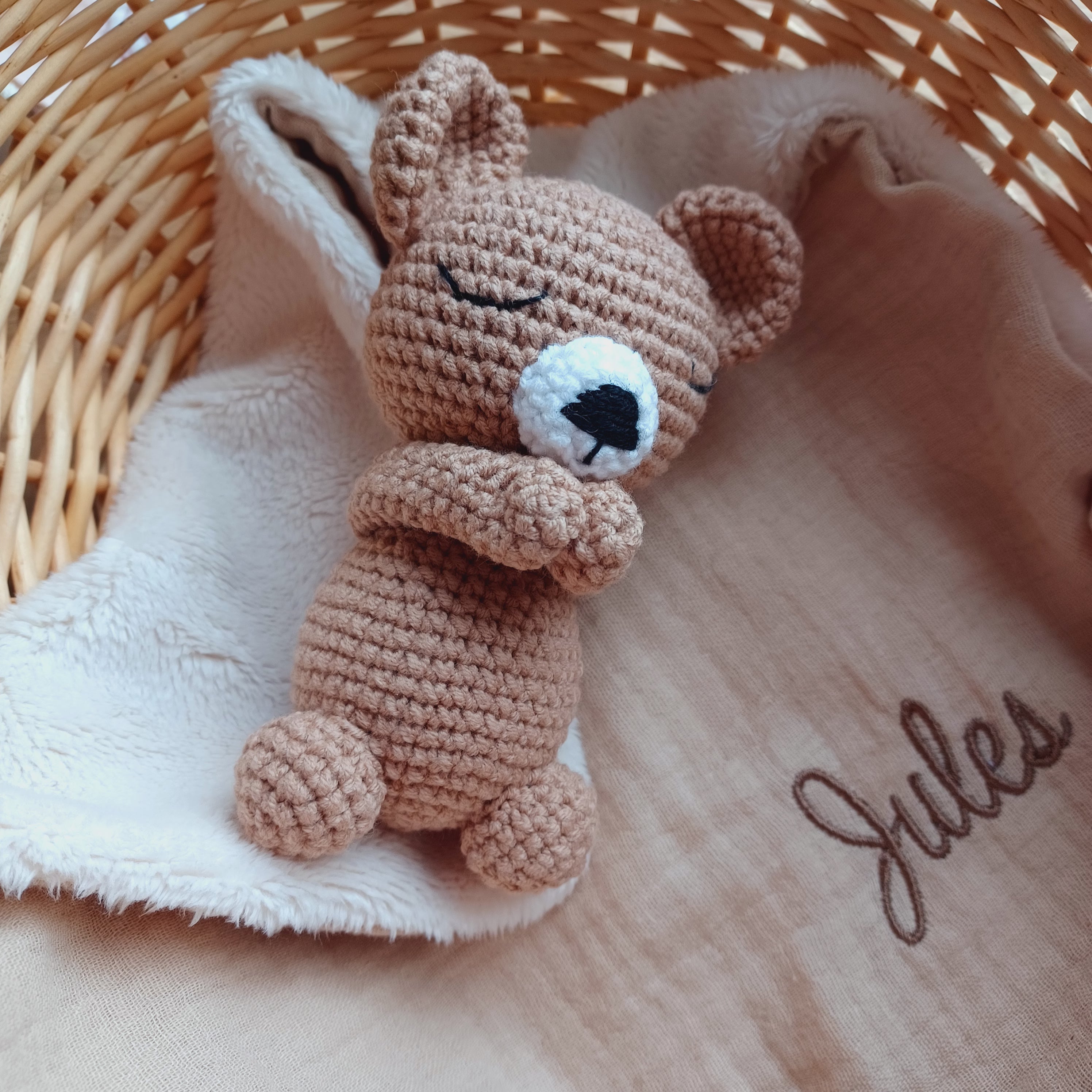 Doudou bébé tricot,  Ourson Personnalisé, Prénom brodé, Idée Cadeau Naissance.