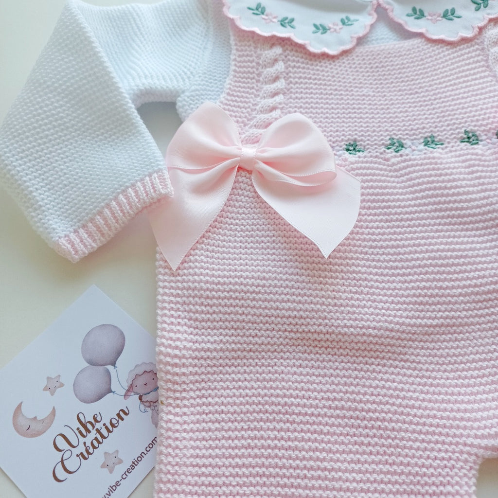 Ensemble Personnalisable salopette longue, pull et bonnet en maille pour bébé. Modèle Rose , Rose-blanc.