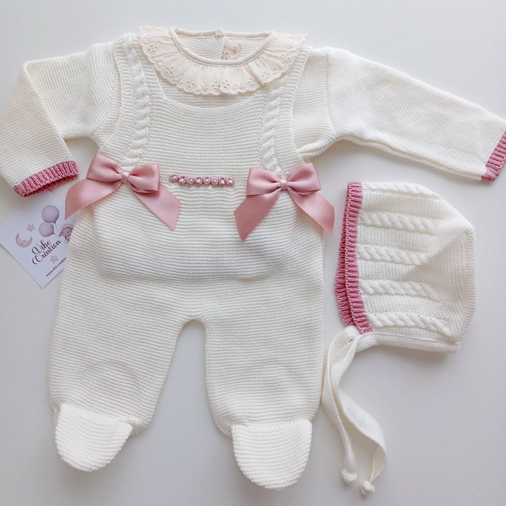 Ensemble salopette manches longues, pull et bonnet en maille pour bébé. Alma, ivoire.