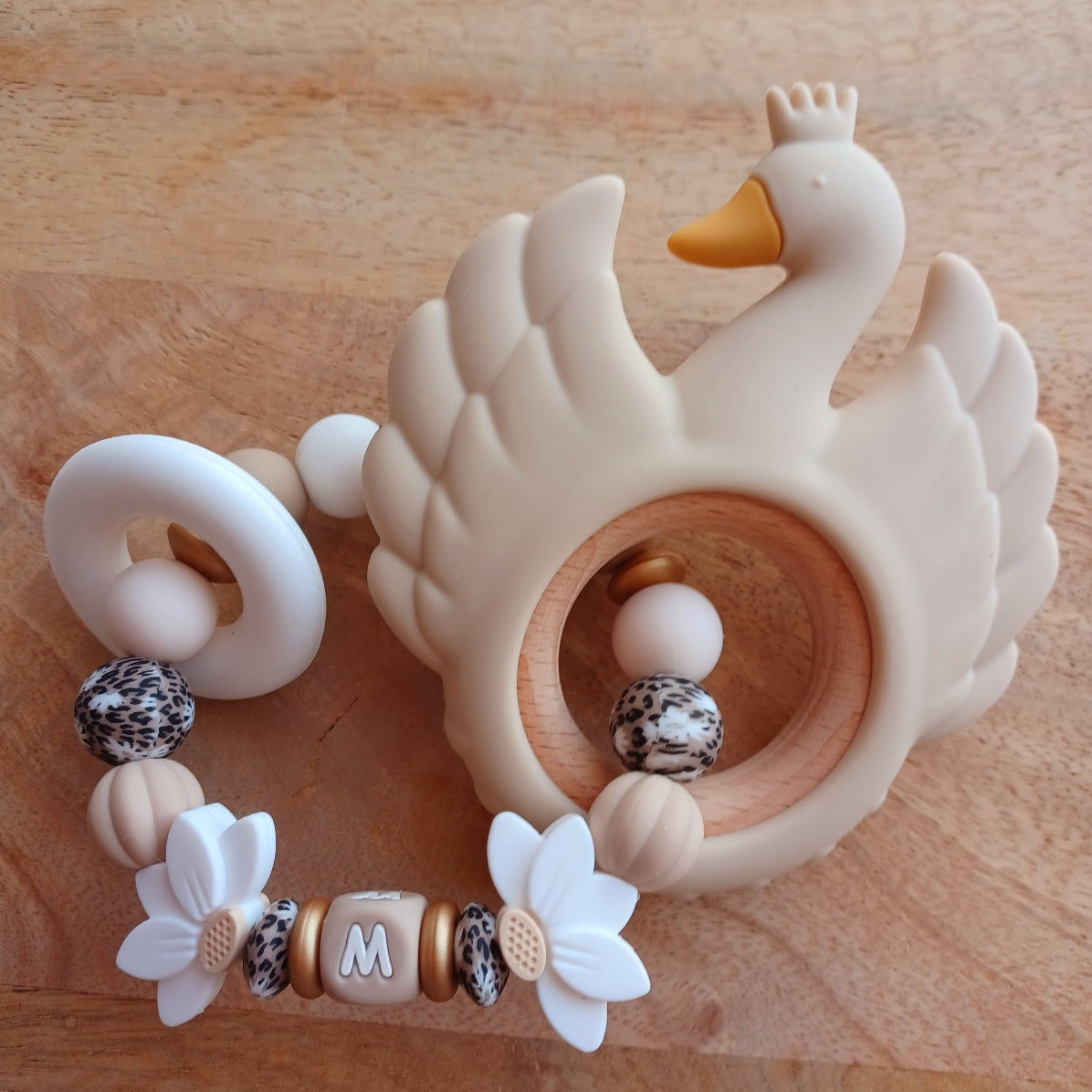 Attache Tétine Personnalisée Bébé – Fleur de Lotus et Perles Imprimés Félines | Cadeau Naissance. Mila