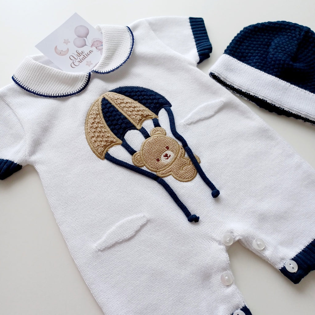 Ensemble Combinaison et bonnet en maille pour bébé. Ryan, bleu marine et blanc.