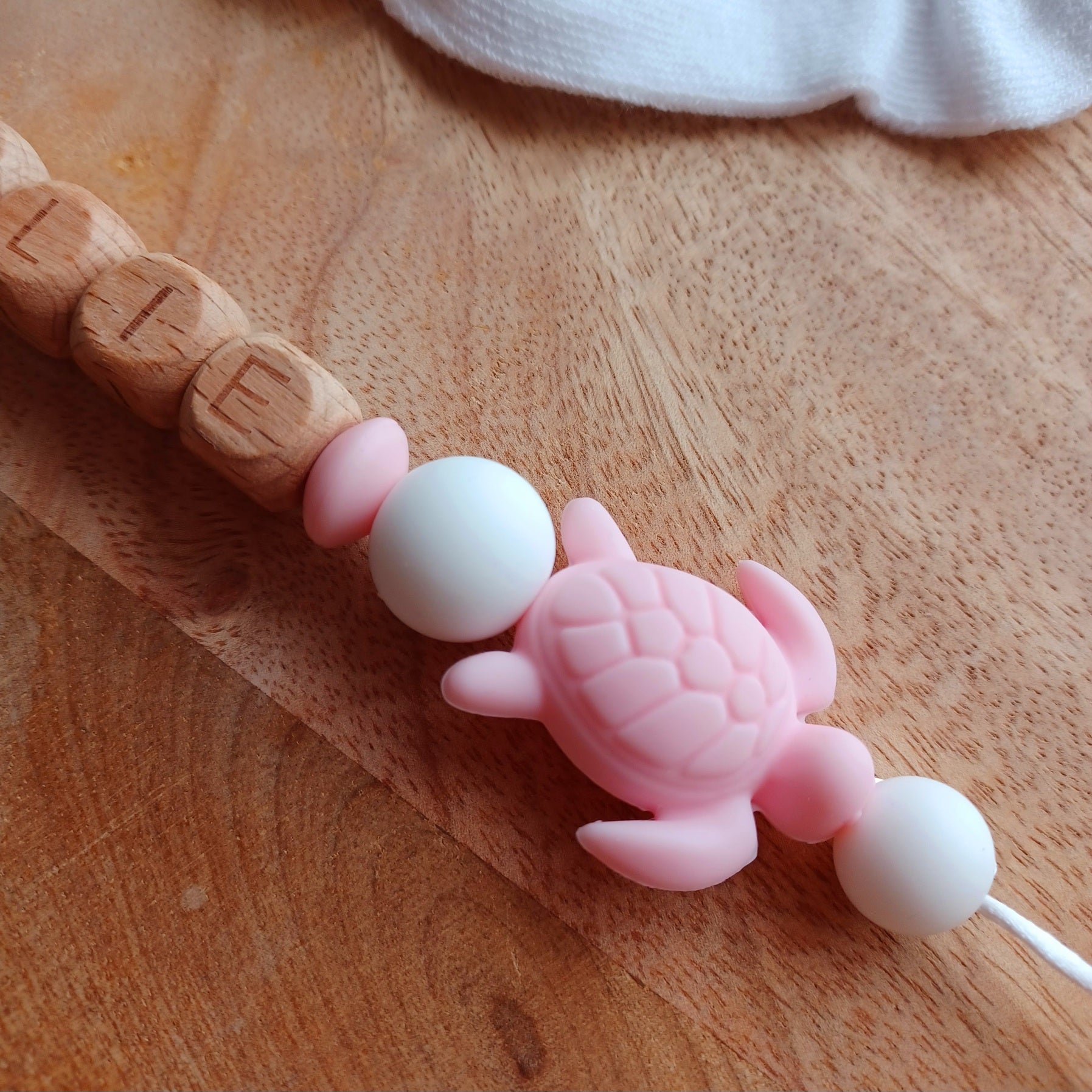 Attache tétine silicone perle tricotée, cadeau naissance, bois noeud satin.