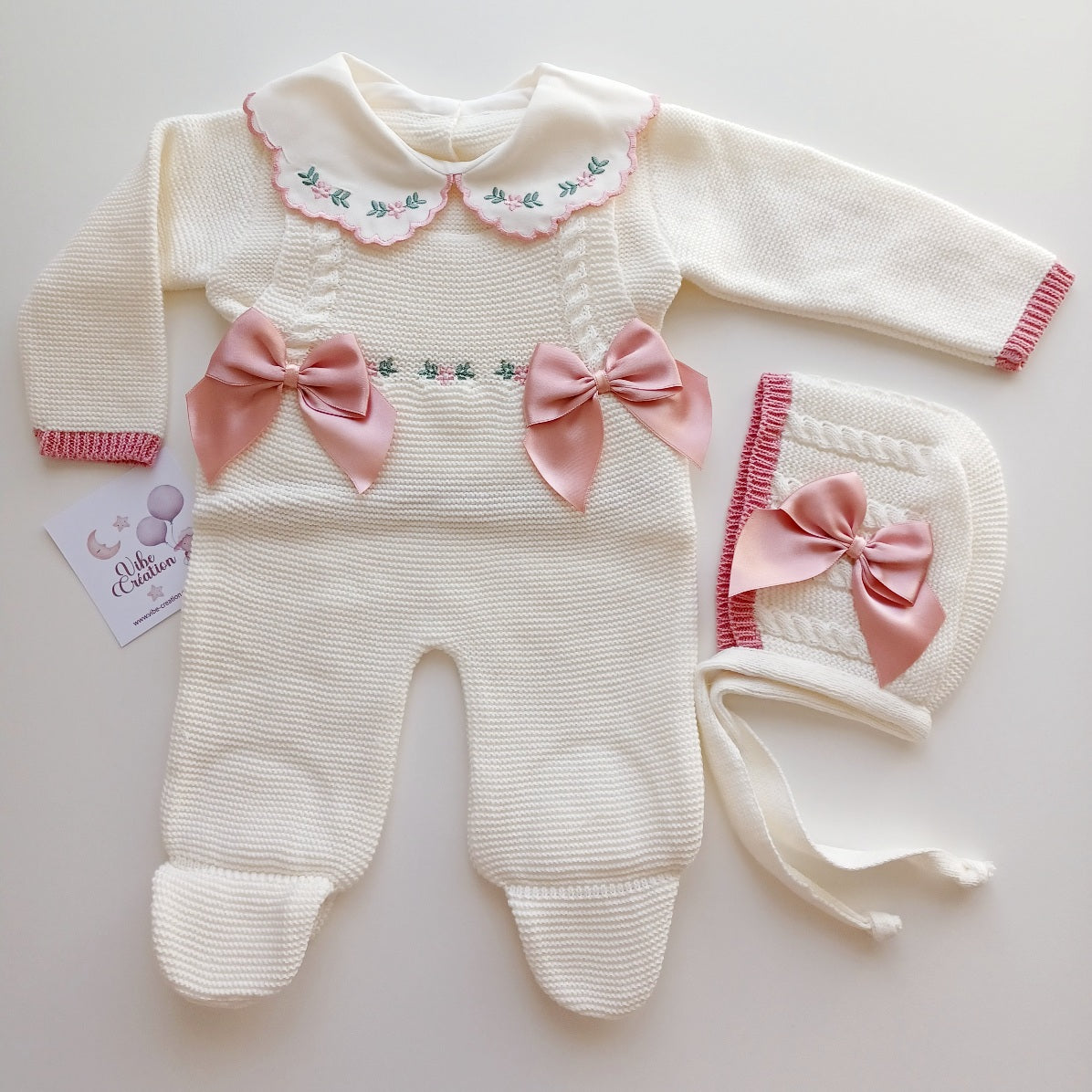 Ensemble Personnalisable salopette longue, pull et bonnet en maille pour bébé. Modèle Rose,  Ivoire- Rose poudré