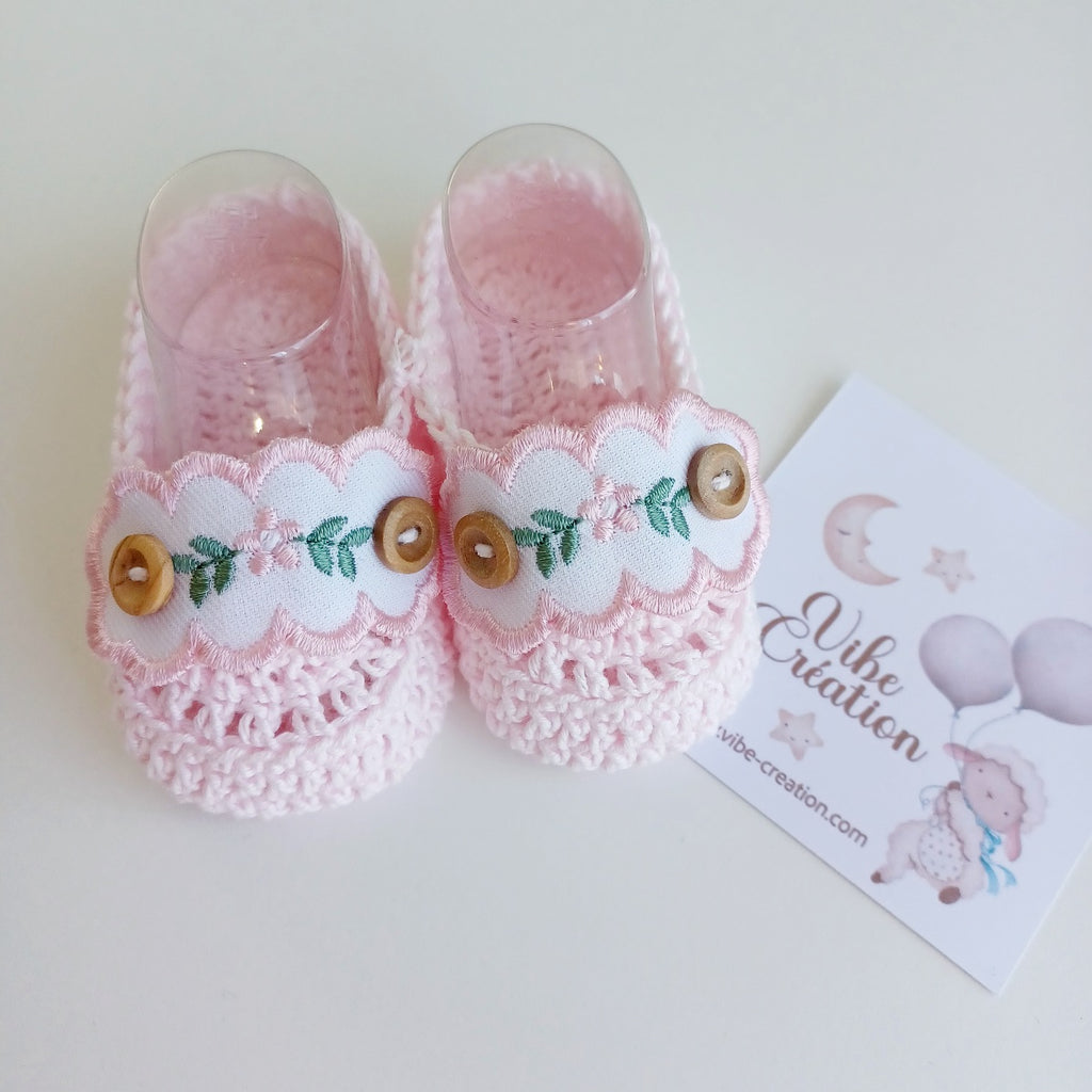 Paire de Chaussons maille tricotée pour bébé, modèle Rose, couleur Rose pastel-blanc