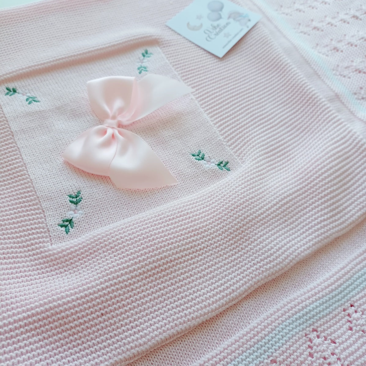 Couverture bébé tricot coton, personnalisable. Modèle Rose, Couleur Rose Bébé-Blanc