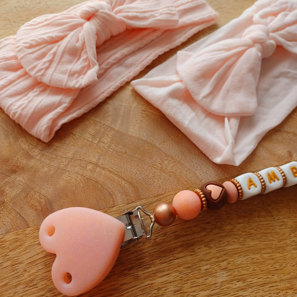 Attache tétine personnalisée avec prénom – Silicone sans BPA, douce et sécurisée (modèle cœur). Ambre