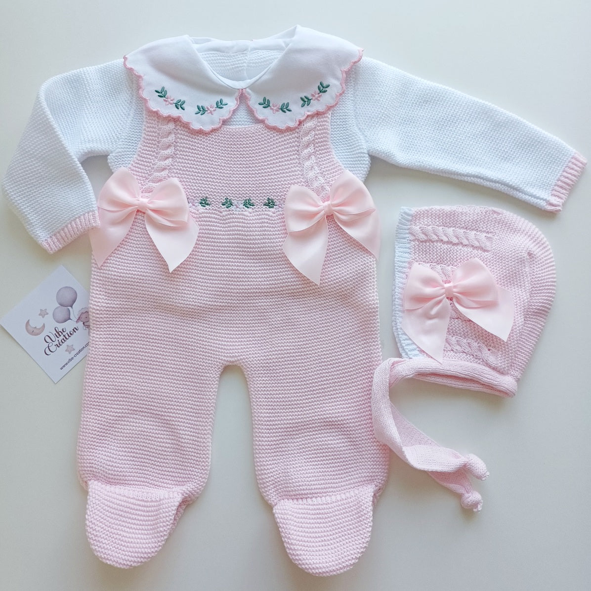Ensemble Personnalisable salopette longue, pull et bonnet en maille pour bébé. Modèle Rose , Rose-blanc.