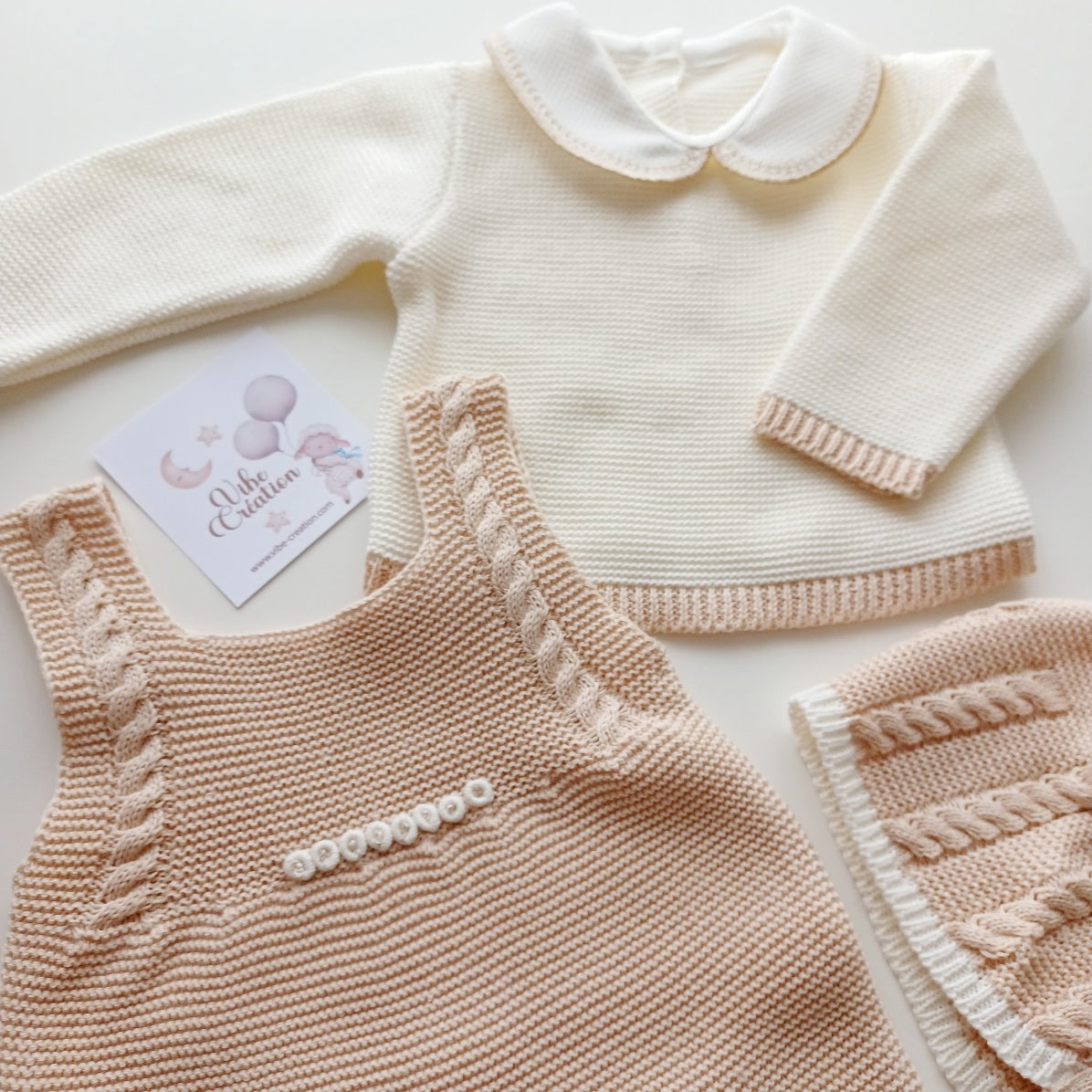 Ensemble Personnalisable salopette longue, pull et bonnet en maille pour bébé. Tony, Beige-Crème