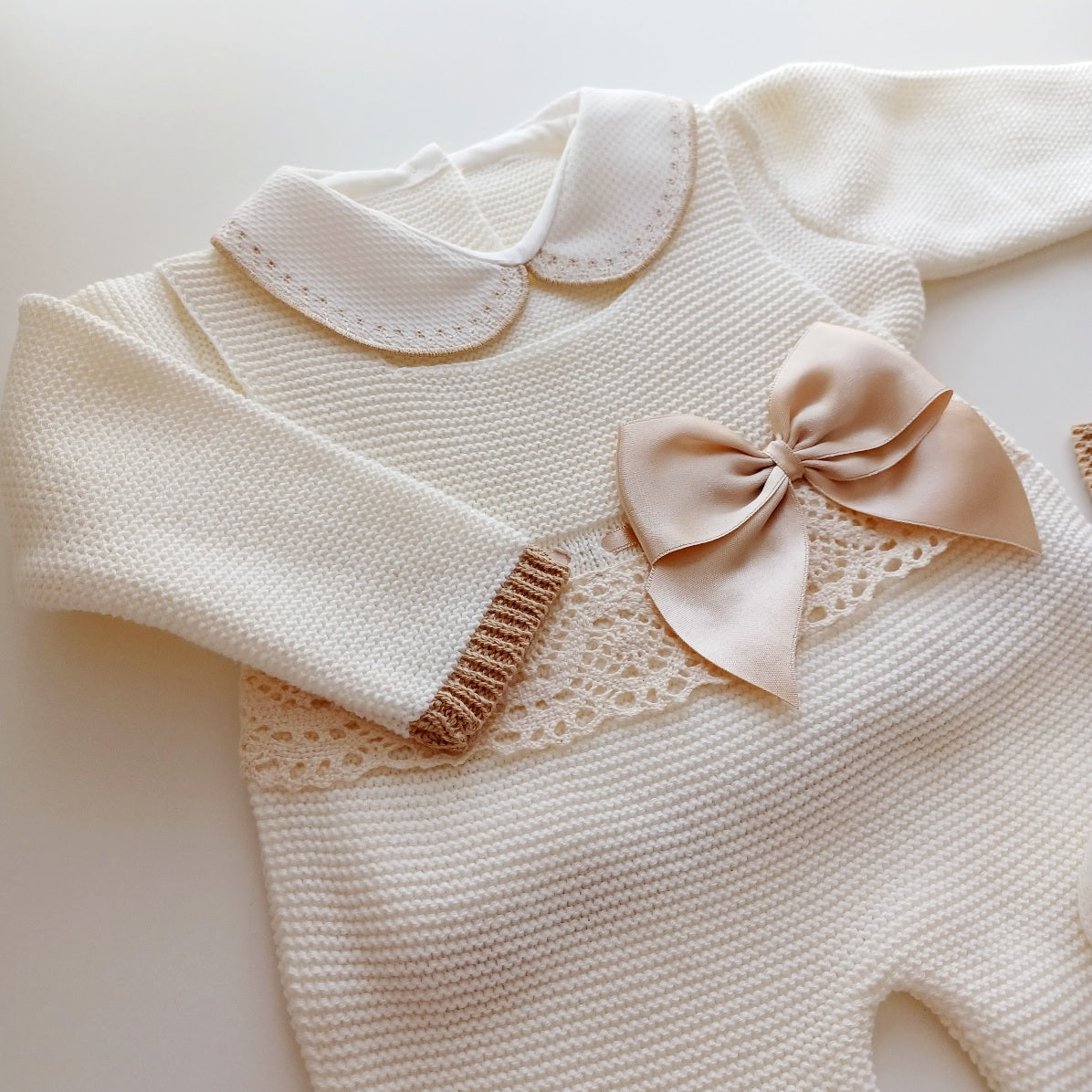 Ensemble Personnalisable salopette longue, pull et bonnet en maille pour bébé. Modèle Romy,  Ivoire- Camel