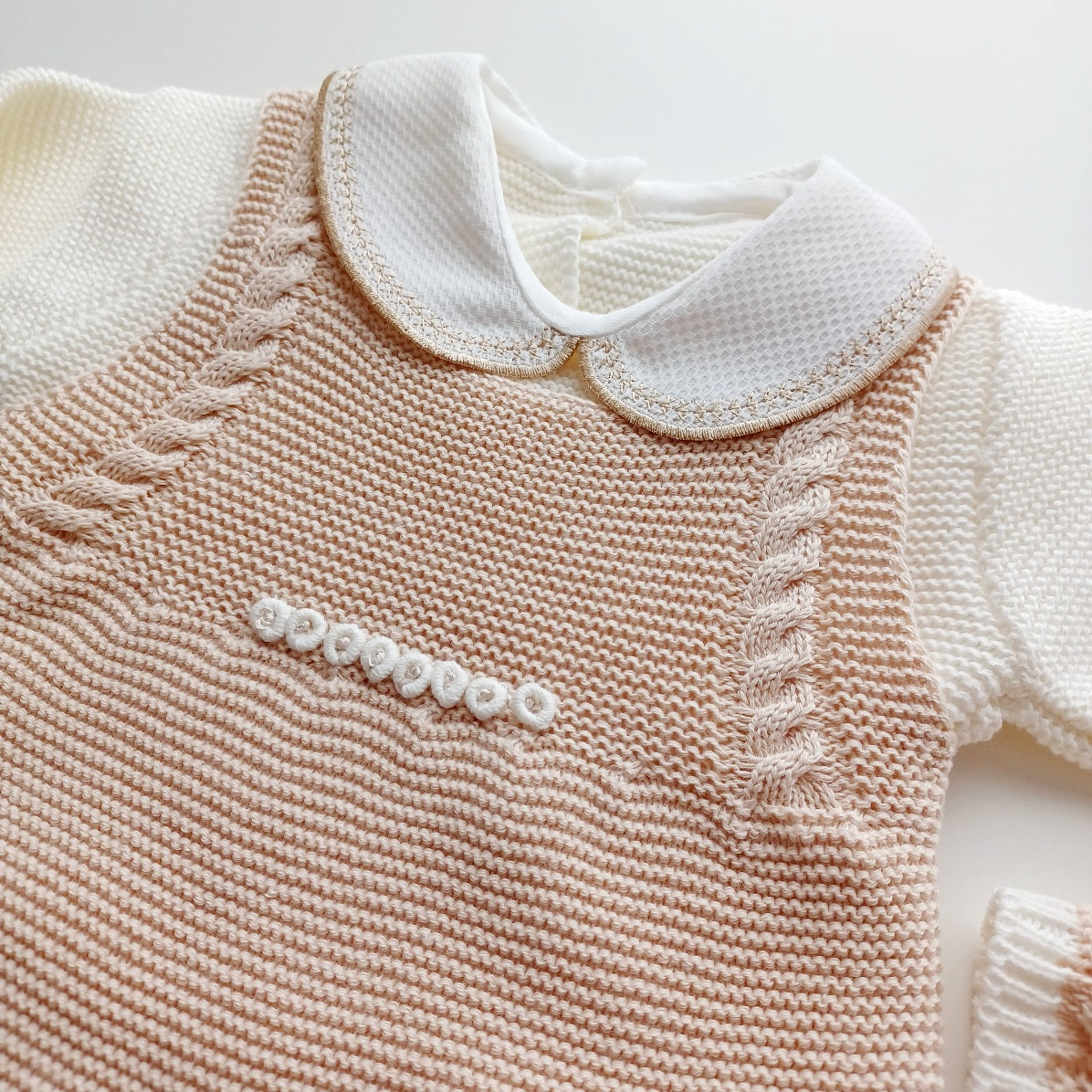 Ensemble Personnalisable salopette longue, pull et bonnet en maille pour bébé. Tony, Beige-Crème