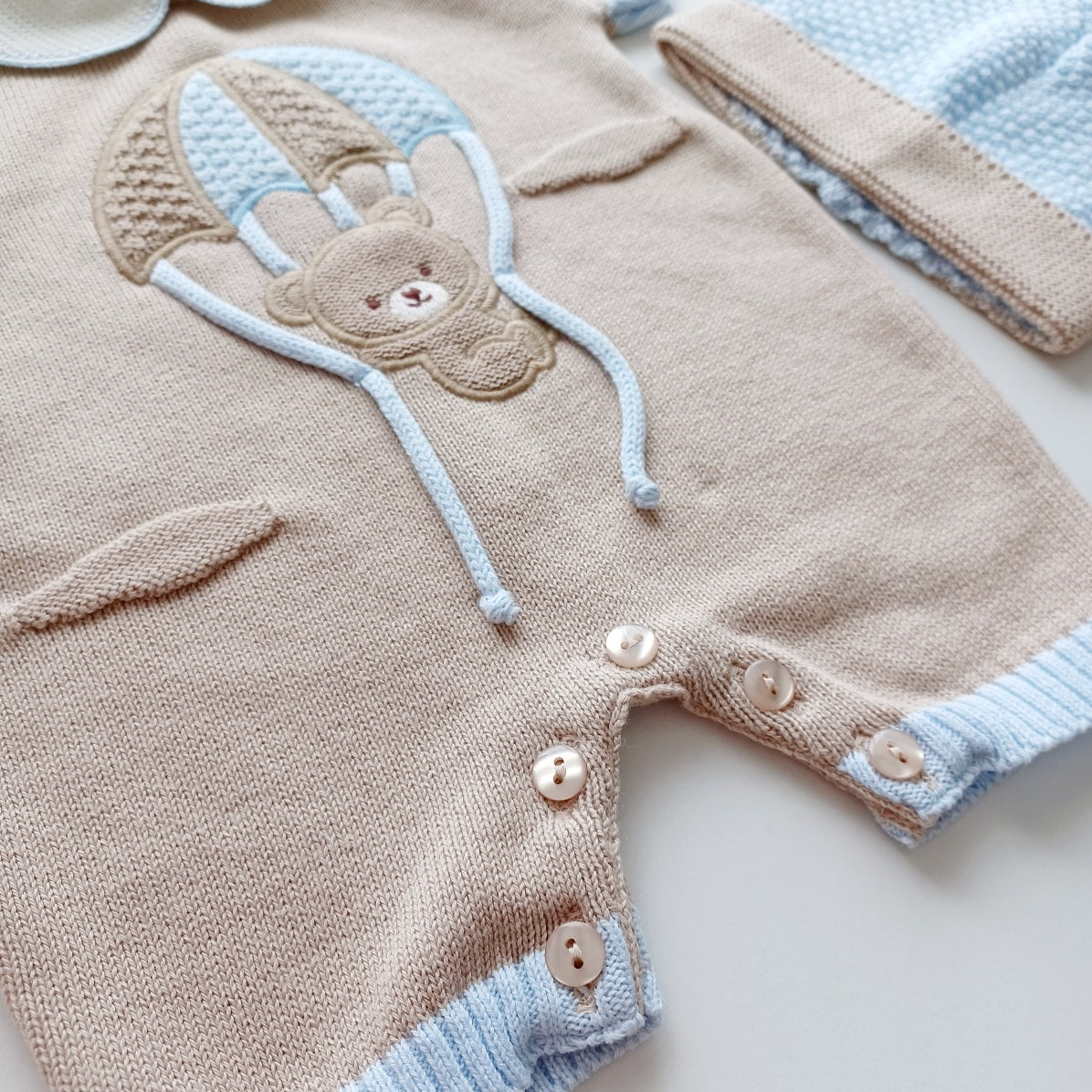 Ensemble Combinaison et bonnet en maille pour bébé. Ryan, beige et bleu pastel.
