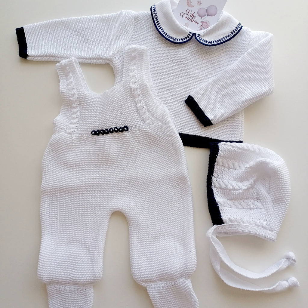 Ensemble Personnalisable salopette longue, pull et bonnet en maille pour bébé. Tony, Blanc-Bleu Marine