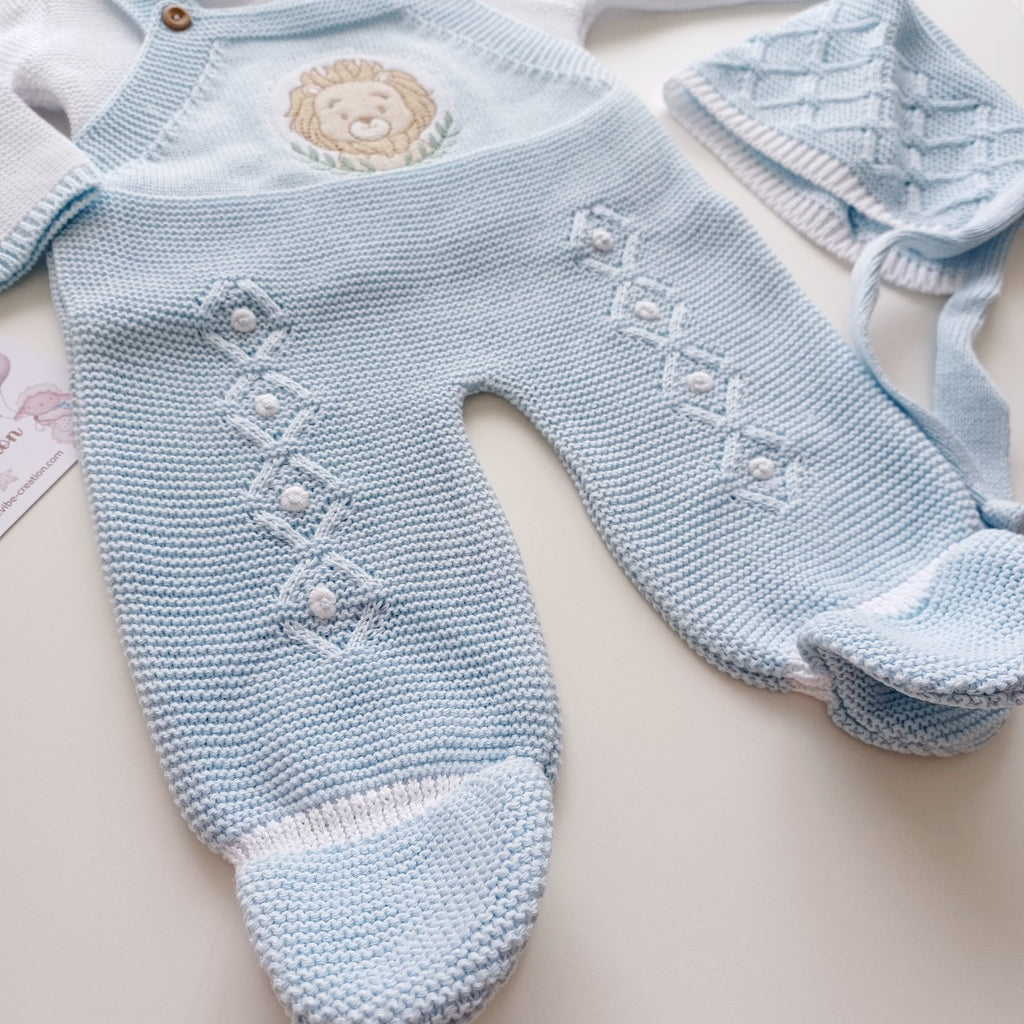 Ensemble Personnalisable salopette longue, pull et bonnet en maille pour bébé. Modèle Léo, Lion Bleu bébé