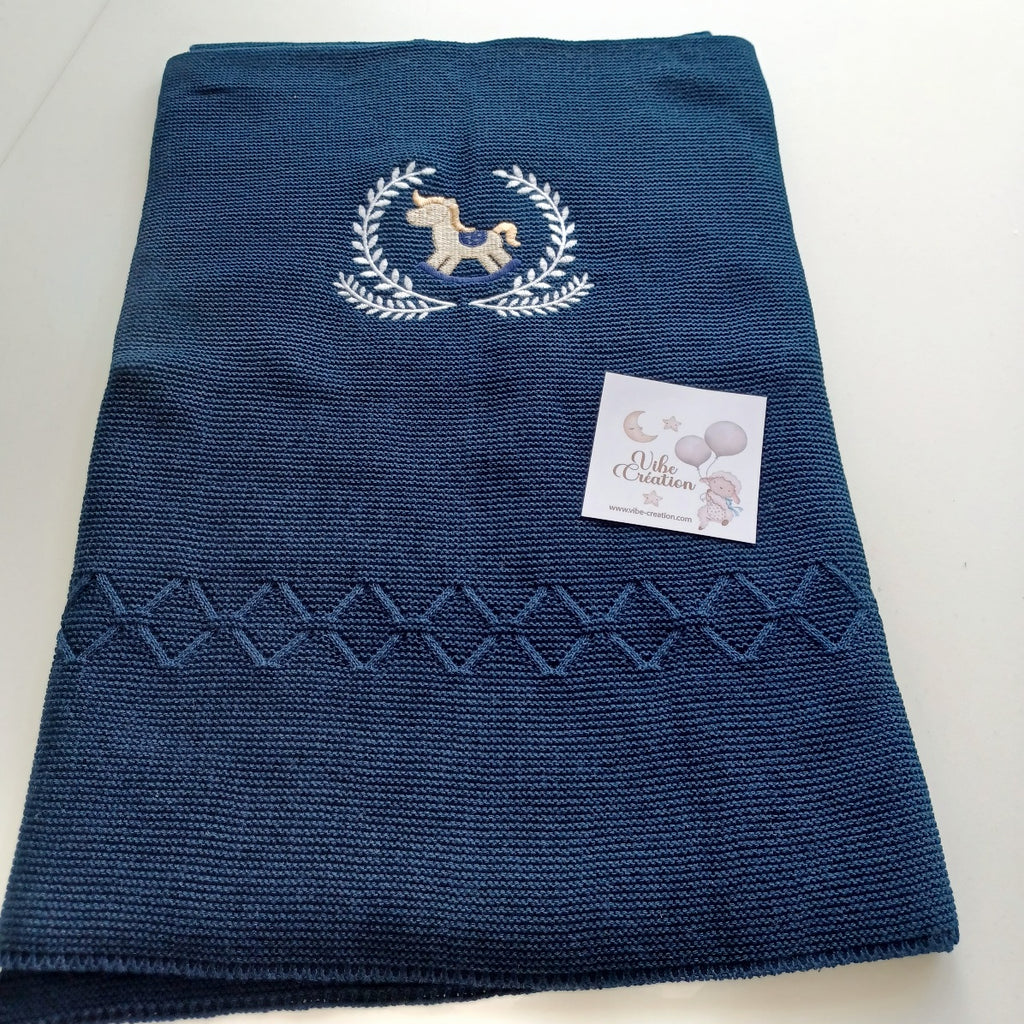 Couverture bébé tricot coton, personnalisable. Modèle Noah, Cheval Bleu marine.
