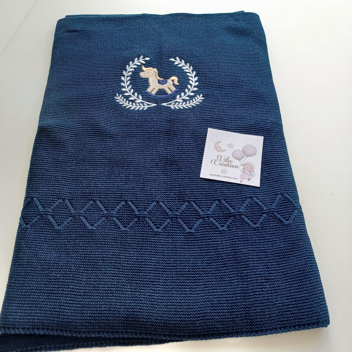 Couverture bébé tricot coton, personnalisable. Modèle Noah, Cheval Bleu marine.
