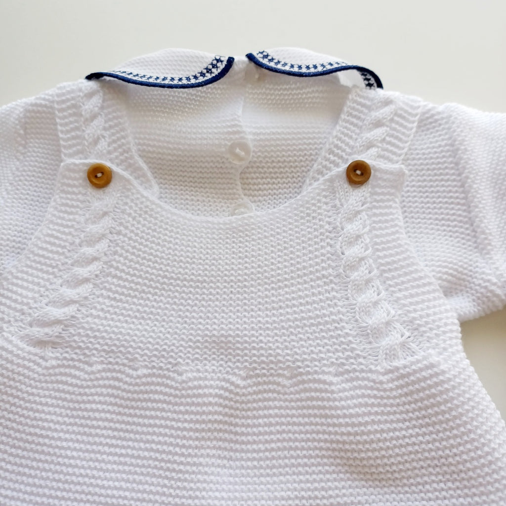 Ensemble Personnalisable salopette longue, pull et bonnet en maille pour bébé. Tony, Blanc-Bleu Marine