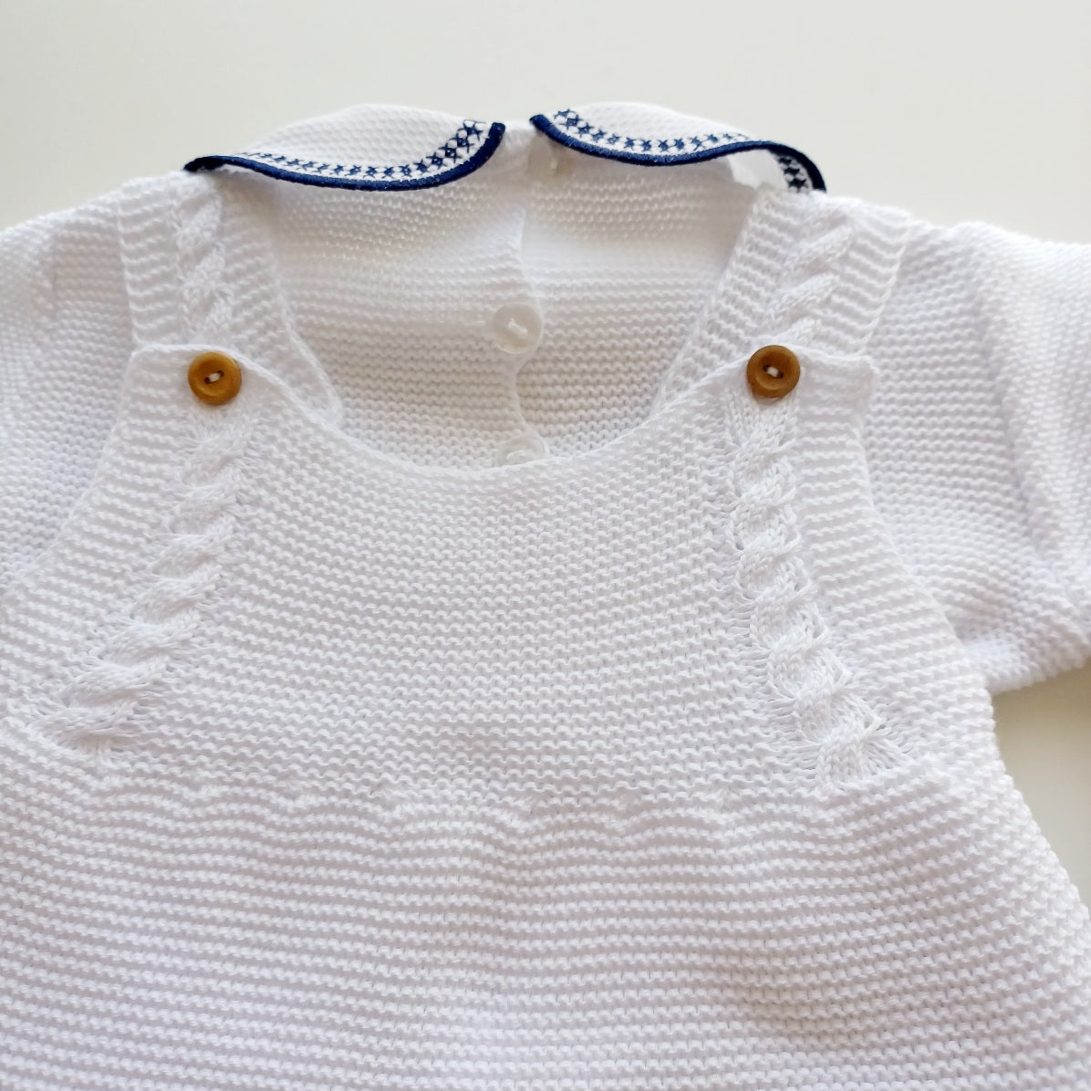 Ensemble Personnalisable salopette longue, pull et bonnet en maille pour bébé. Tony, Blanc-Bleu Marine