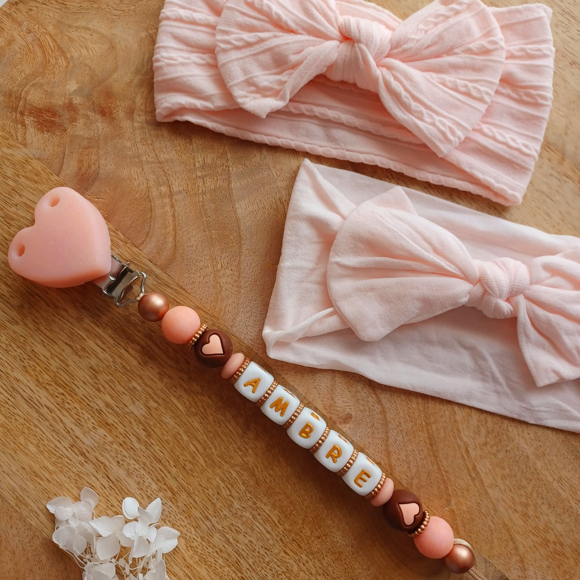 Attache tétine personnalisée avec prénom – Silicone sans BPA, douce et sécurisée (modèle cœur). Ambre