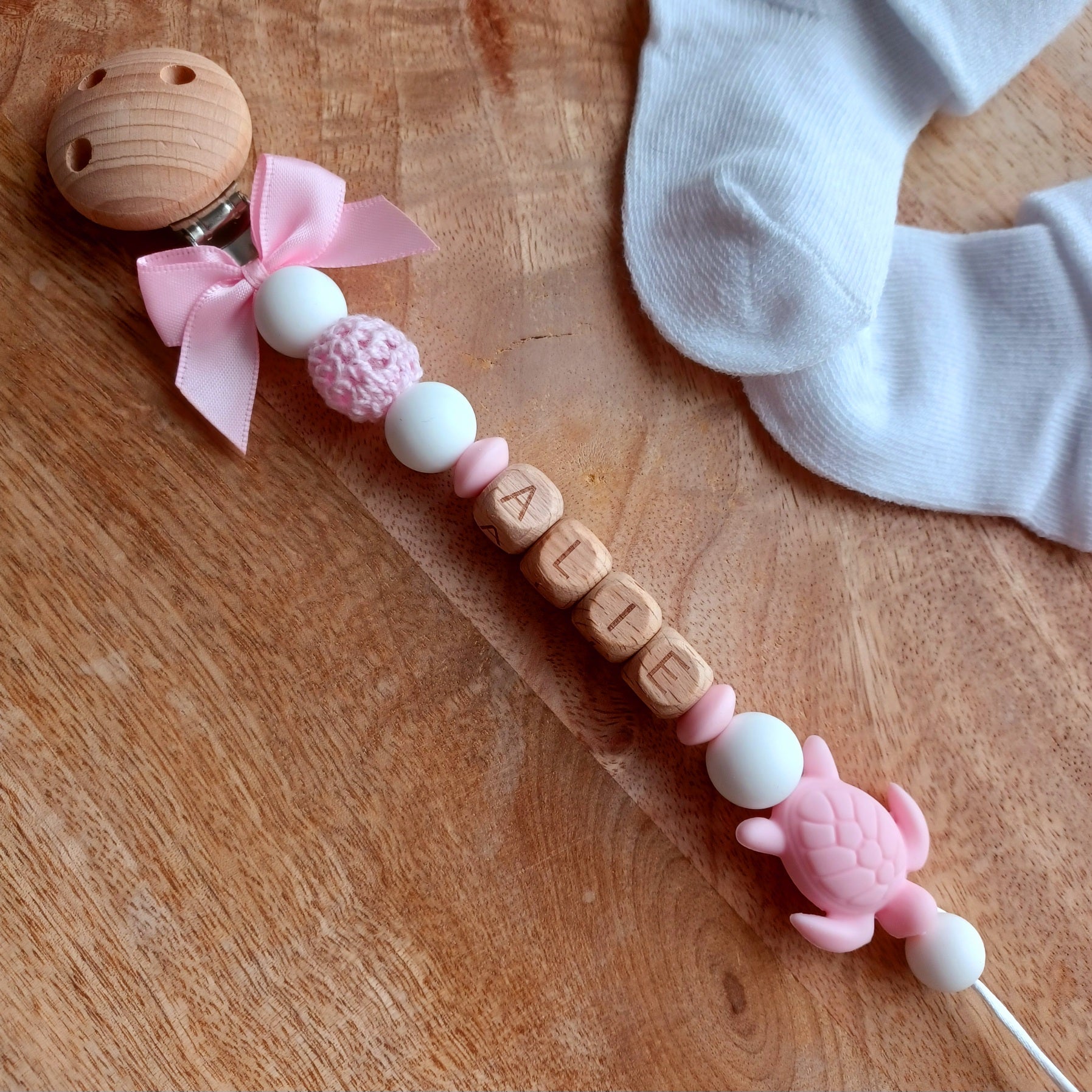Attache tétine silicone perle tricotée, cadeau naissance, bois noeud satin.