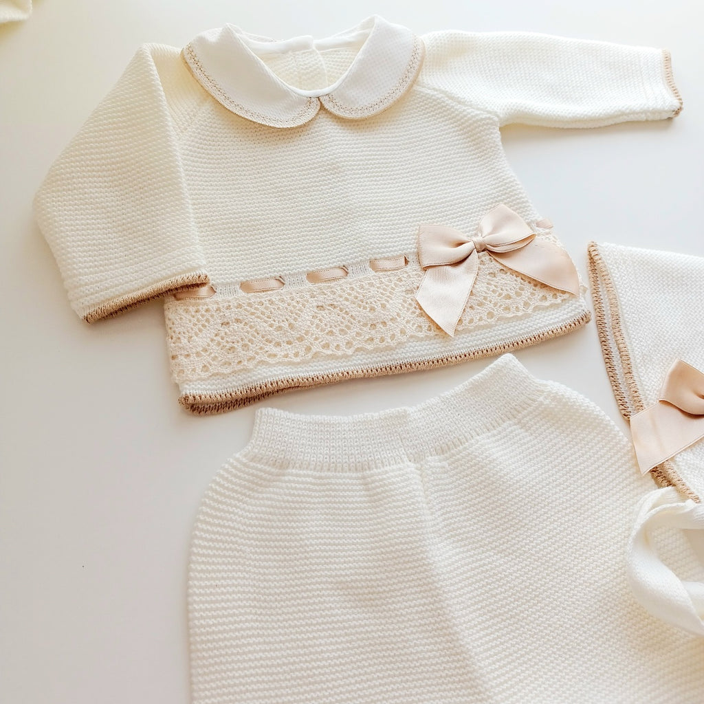 Ensemble Personnalisable pull manches longues, pantalon et bonnet en maille pour bébé. Ines Ivoire