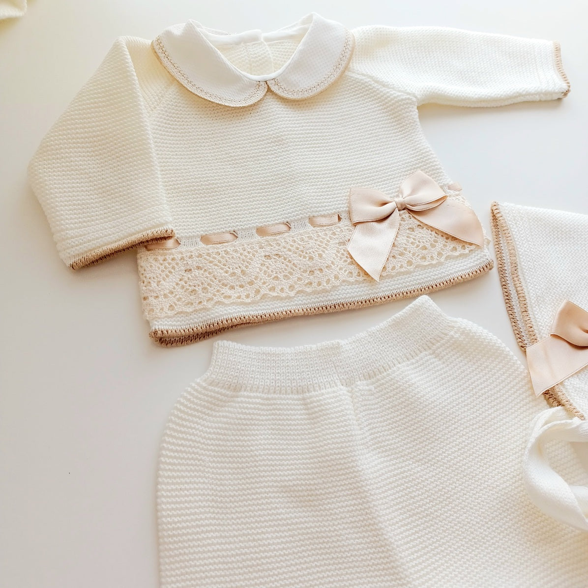 Ensemble Personnalisable pull manches longues, pantalon et bonnet en maille pour bébé. Ines Ivoire
