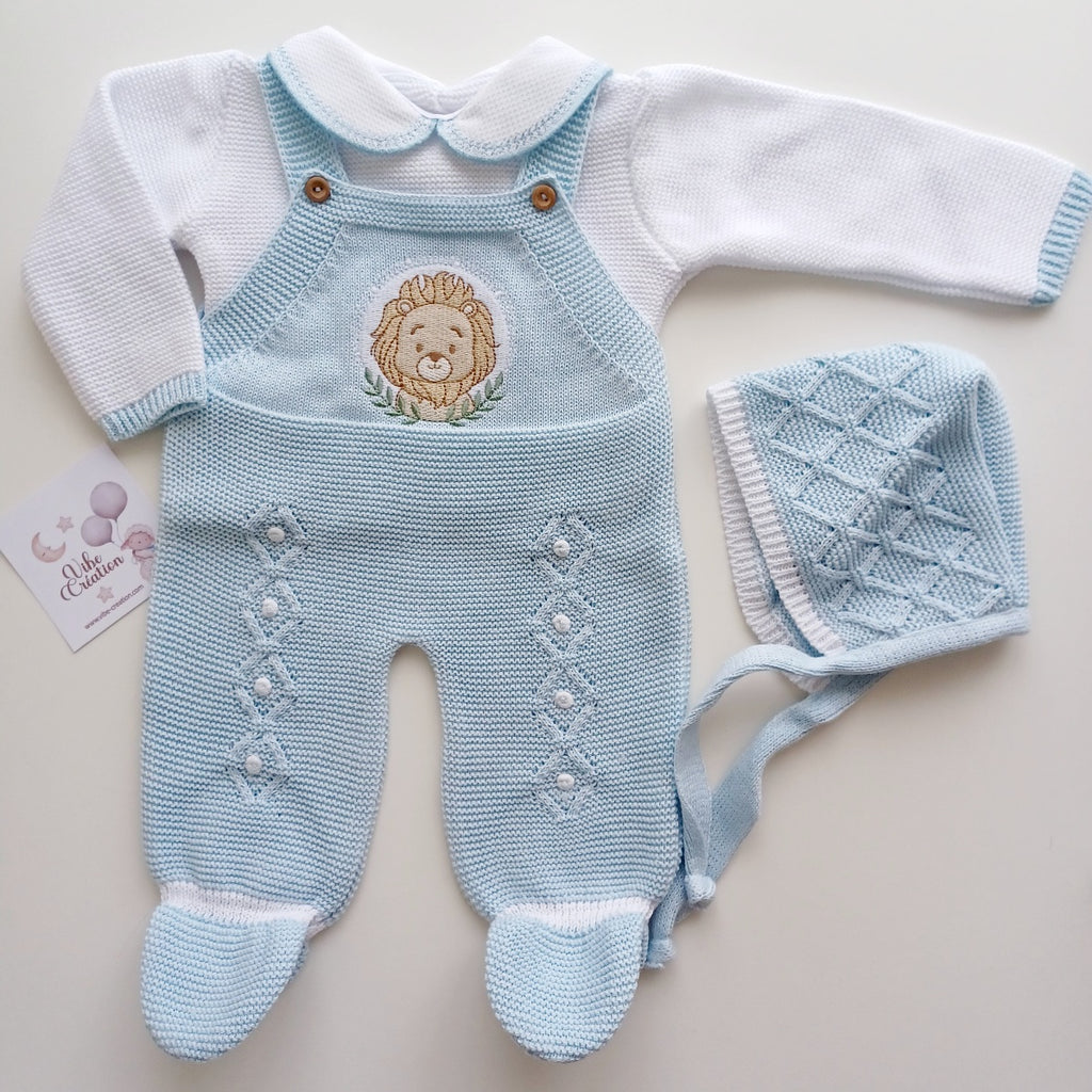 Ensemble Personnalisable salopette longue, pull et bonnet en maille pour bébé. Modèle Léo, Lion Bleu bébé