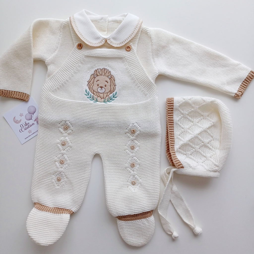 Ensemble Personnalisable salopette longue, pull et bonnet en maille pour bébé. Modèle Léo, Lion Ivoire