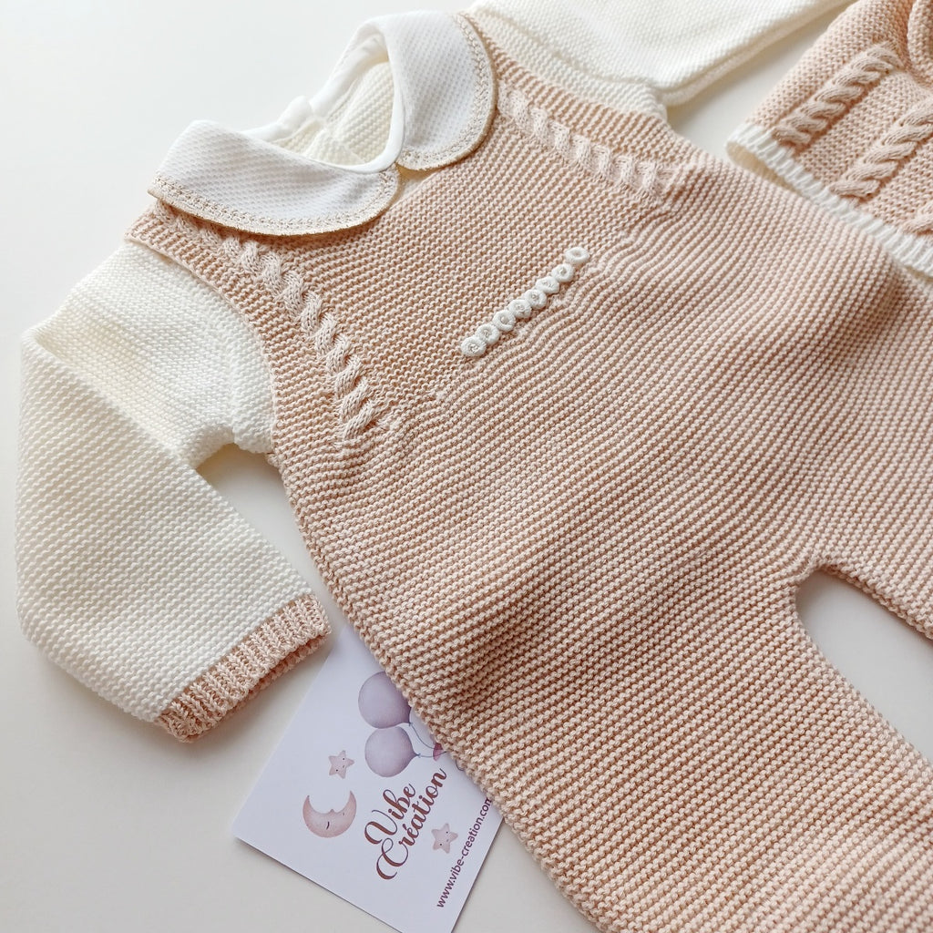 Ensemble Personnalisable salopette longue, pull et bonnet en maille pour bébé. Tony, Beige-Crème